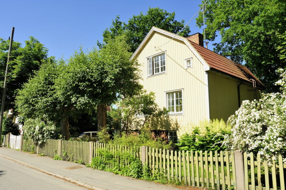Husforsikring Hus med hage og gjerde