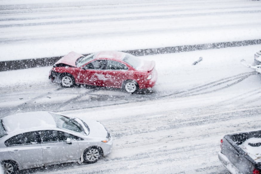 Biler har krasjet på vinterføre. Foto