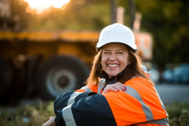 Arbeidskvinne med hjelm. Foto